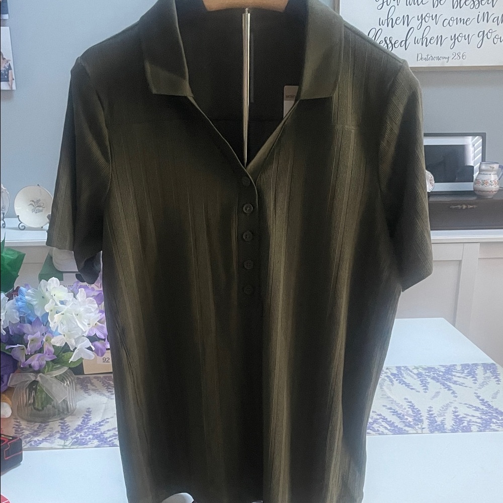 🆕❤️Olive Green Women's Top L-25” , Pit to Pit 19”
